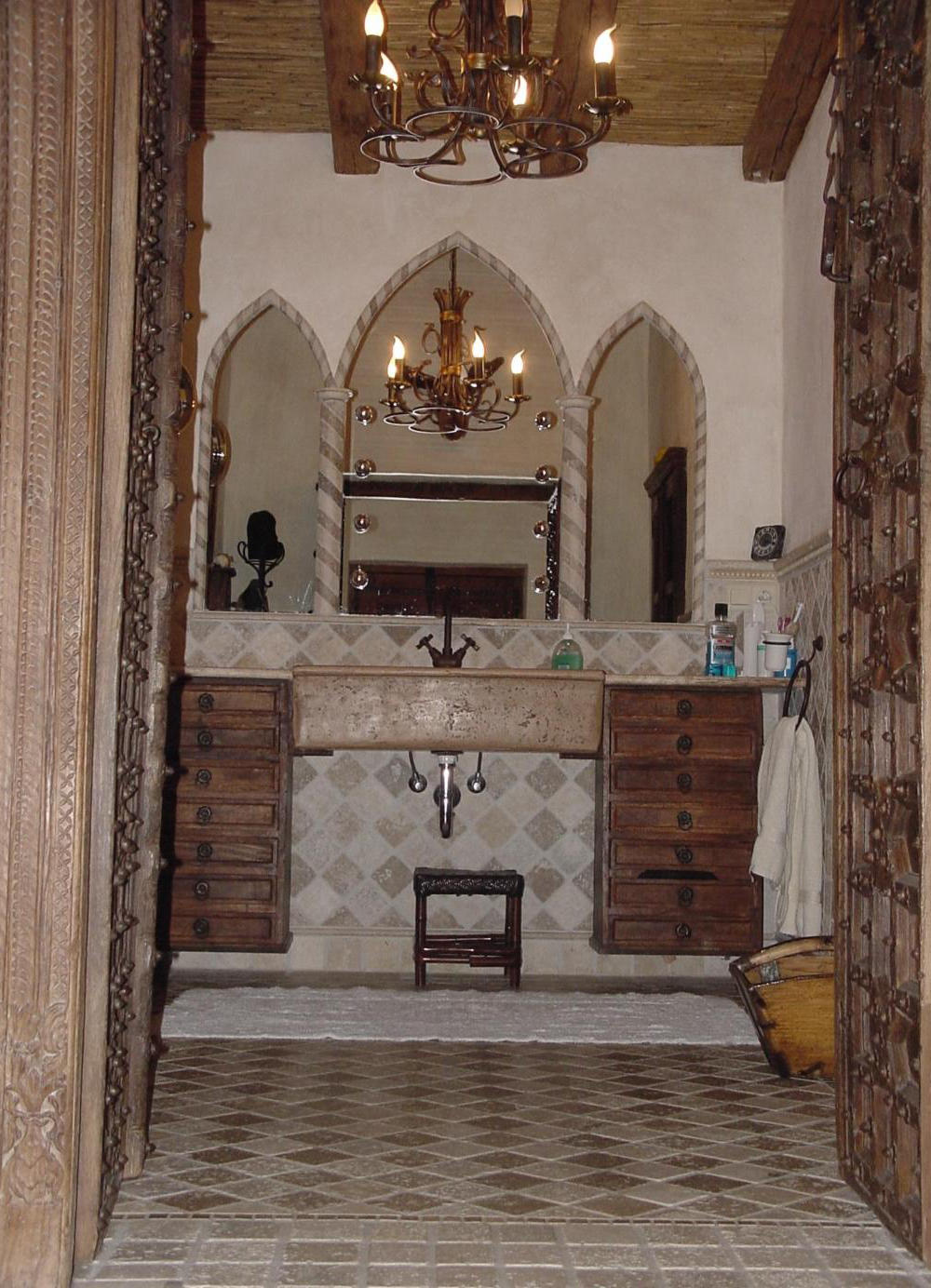 Orientalisch inspiriertes Badezimmer der Ausstellung mit Spitzbögen, Kronleuchter und Naturstein-Waschtisch