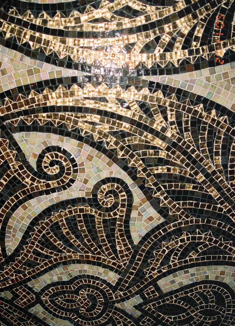 Kunstvolles Mosaik mit goldenen Akzenten auf dunklem Grund, florale Ornamentik