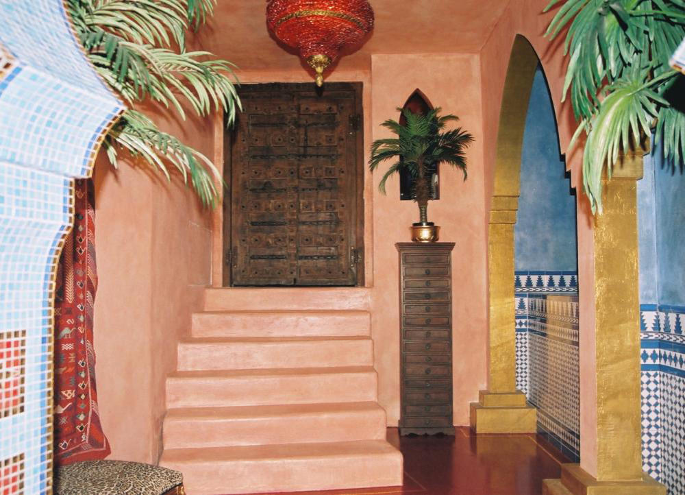 Mediterraner Flur der Ausstellung mit marokkanischen Fliesen, Bogendurchgang und antiker Tür