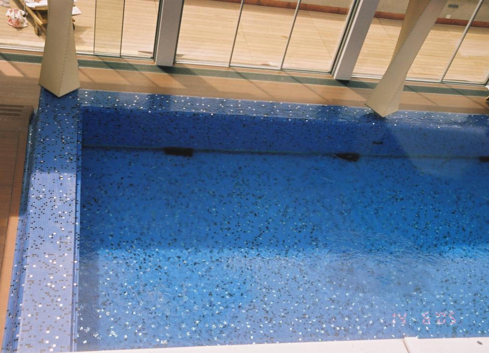 Schwimmbad mit blauem Glasmosaik, Lichtspiel auf der Wasseroberfläche