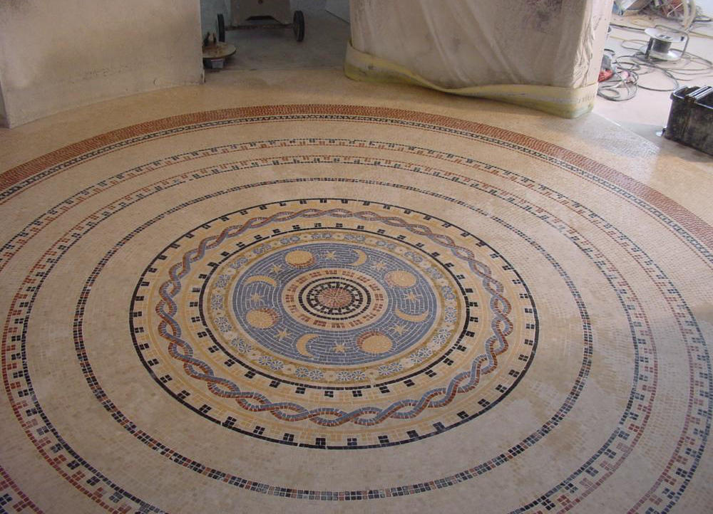 Kreisförmiges Bodenmosaik als Kunstwerk mit Sonne, Mond und Sternen