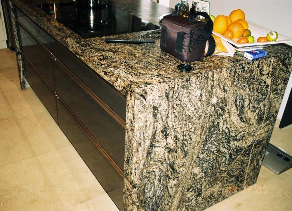 Küchenarbeitsplatte aus Naturstein mit markanter gold-schwarzer Aderung