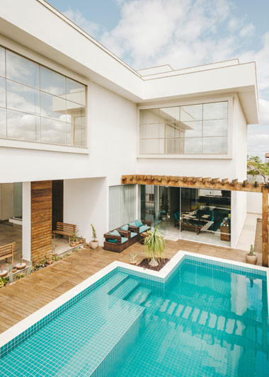 Moderne Villa mit Pool, blauem Glasmosaik und Holzterrasse