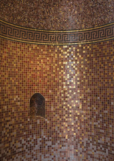 Hochformatige Ansicht mit Mosaik-Wandverkleidung