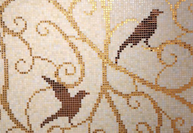 Detail einer Mosaik-Installation mit geometrischem Muster