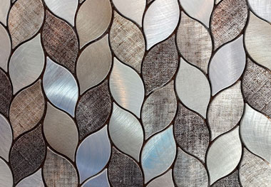 Naturstein-Mosaik mit warmen Erdtönen
